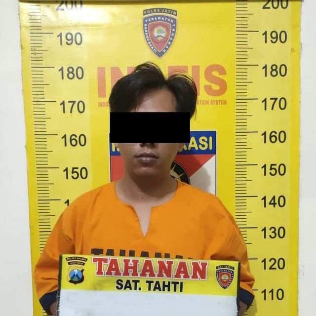 AS (39) dan SW (54), warga Desa Gedangan, Kecamatan Gedangan, Kabupaten Malang diamankan karena memproduksi dan mendistribusikan obat-obatan ilegal. Foto: Dok. Polres Malang