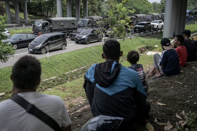 Warga melihat arus lalu lintas di ruas Tol Cikopo-Palimanan (Cipali), Indramayu, Jawa Barat, Rabu (26/3/2025). Foto: Fauzan/ANTARA FOTO