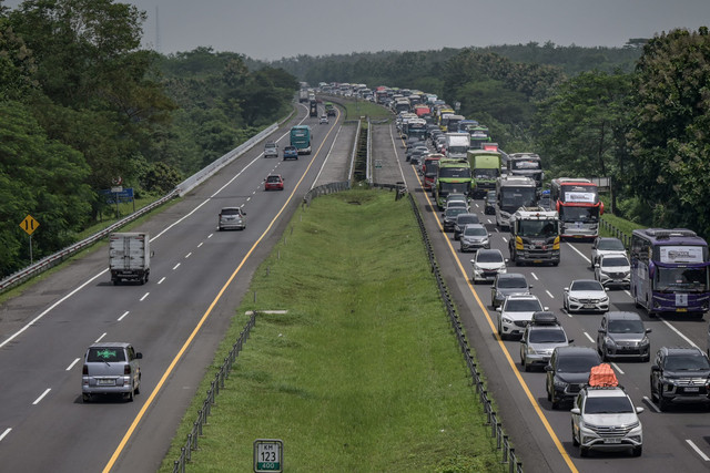 Sejumlah kendaraan melintas di ruas Tol Cikopo-Palimanan (Cipali), Indramayu, Jawa Barat, Rabu (26/3/2025). Foto: Fauzan/ANTARA FOTO