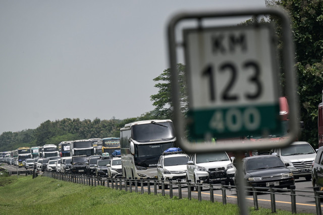 Sejumlah kendaraan melintas di ruas Tol Cikopo-Palimanan (Cipali), Indramayu, Jawa Barat, Rabu (26/3/2025). Foto: Fauzan/ANTARA FOTO