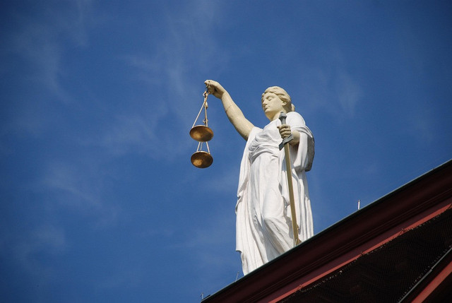 https://cdn.pixabay.com/photo/2015/03/17/15/44/case-law-677940_960_720.jpg (Ilustrasi yurisdiksi)