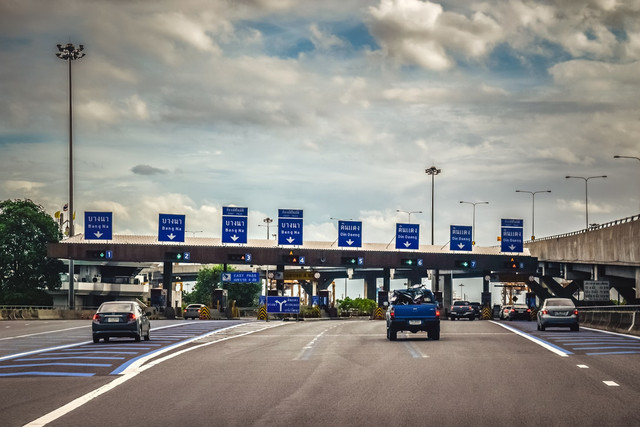 Tarif Tol Bocimi Parungkuda. Foto hanya sebagai ilustrasi saja, bukan tempat sebenarnya. Sumber: Unsplash/Nopparuj Lamaikul.