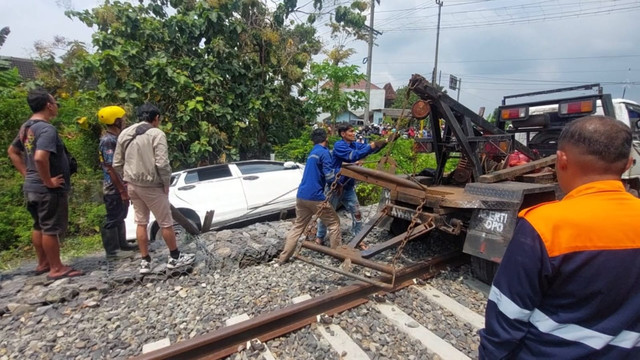 Mobil tertabrak kereta di Sukoharjo, Solo, Rabu (26/3/2025). Foto: kumparan