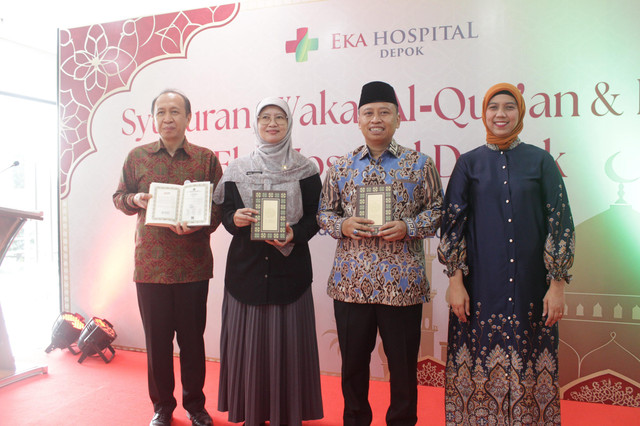 Eka Hospital Depok menyerahkan wakaf Al-Quran kepada Wali Kota Depok Drs. H. Supian Suri, MM (kedua dari kanan) pada acara Syukuran Wakaf Al-Qur'an & Syukuran Eka Hospital Depok pada Kamis (25/3). Foto: Dok. Eka Hospital