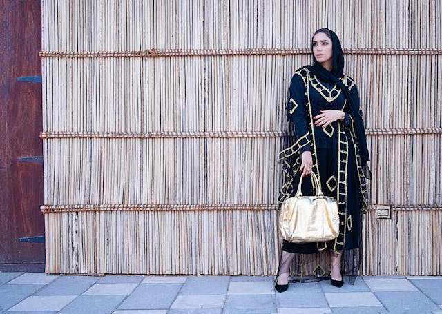 Ilustrasi abaya hitam cocok dengan jilbab warna apa? Sumber: Pexels/The Lazy Artist Gallery