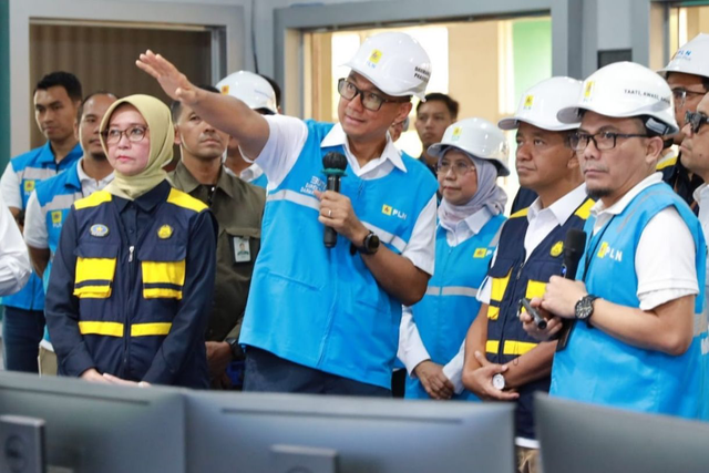 Menteri ESDM, Bahlil Lahadalia (kedua dari kanan) didampingi Kepala BPH Migas, Erika Retnowati (kiri), Direktur Utama PLN, Darmawan Prasodjo (kedua dari kiri), dan Manager PLN UP2D Jawa Timur, Hendrix Reza (kanan) saat meninjau Distribution Control Center PLN UP2D Jawa Timur pada Selasa (25/3). PLN memastikan kondisi kelistrikan di wilayah Jawa Timur aman dan cukup selama periode Lebaran 2025. Dengan daya mampu sebesar 10,5 gigawatt (GW) dan beban puncak sekitar 4,6 GW, masih terdapat reserve margin yang sangat cukup. Foto: Dok. PLN
