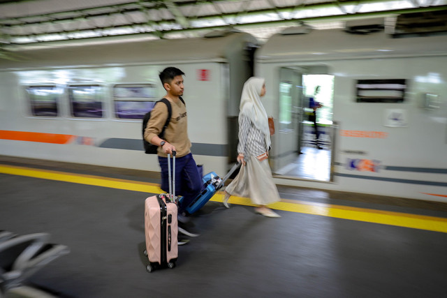 Penumpang berjalan menuju gerbong kereta api di Stasiun Gambir, Jakarta, Rabu (26/3/2025). Foto: Jamal Ramadhan/kumparan