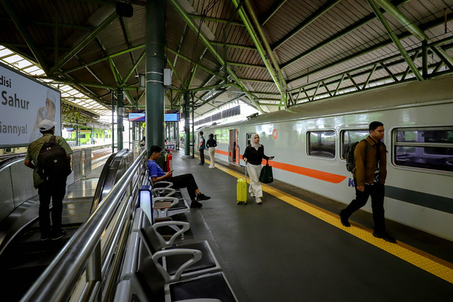 Penumpang berjalan menuju gerbong kereta api di Stasiun Gambir, Jakarta, Rabu (26/3/2025). Foto: Jamal Ramadhan/kumparan