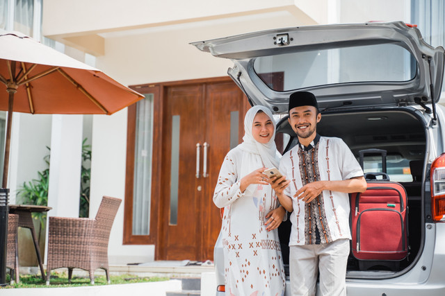 Ilustrasi pasangan muda mudik. Foto: Shutterstock