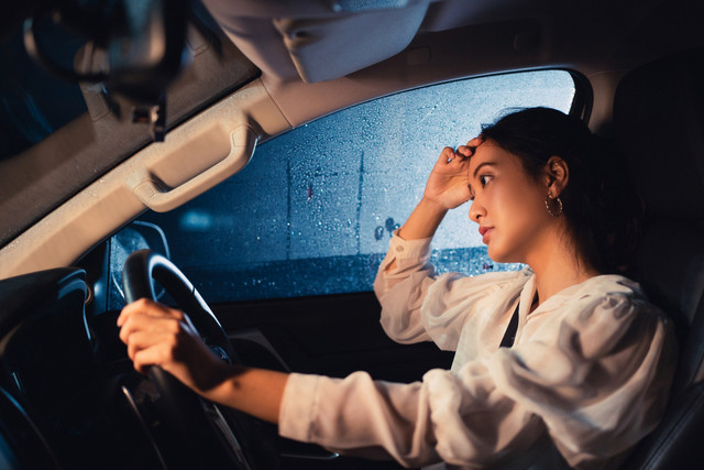 Ilustrasi perempuan mengantuk saat berkendara. Foto: Shutterstock