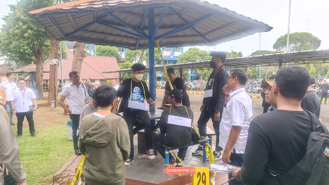 Suasana pra rekonstruksi kasus kematian seorang mahasiswa di Universitas Kristen Indonesia (UKI), Jakarta Timur, Rabu (26/3/2025). Foto: Thomas Bosco/kumparan