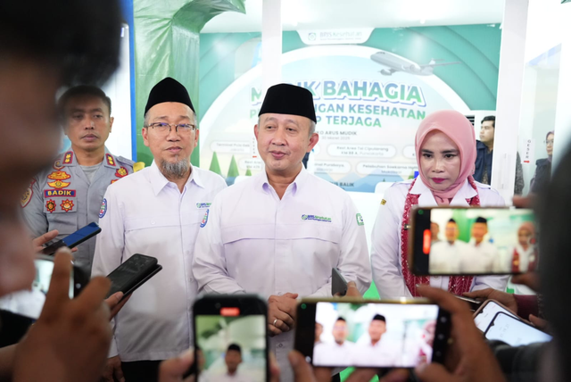 Direktur Teknologi Informasi BPJS Kesehatan, Edwin Aristoawan (kedua dari kanan) saat meresmikan Posko Mudik BPJS Kesehatan di Terminal Purabaya, Surabaya pada Rabu (26/03). Foto: Dok. BPJS Kesehatan