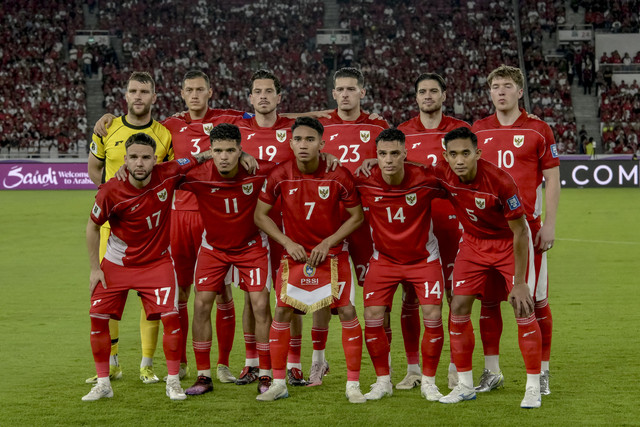 Pemain Timnas Indonesia berfoto bersama sebelum melawan Timnas Bahrain dalam pertandingan Ronde ketiga Kualifikasi Piala Dunia 2026 zona Asia di Stadion Utama Gelora Bung Karno, Senayan, Jakarta, Selasa (25/3/2025). Foto: Bay Ismoyo/AFP