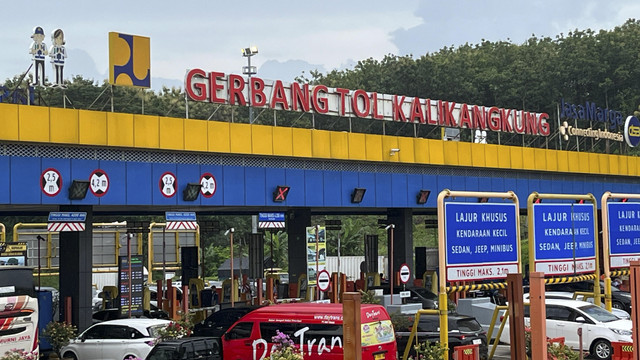 Situasi Gerbang Tol Kalikangkung Semarang, Rabu (26/3/2025). Foto: Intan Alliva Khansa/kumparan