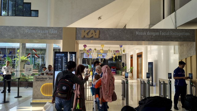 Suasana di Stasiun Surabaya Gubeng, Surabaya, Jawa Timur, Rabu (26/3/2025). Foto: Farusma Okta Verdian/kumparan