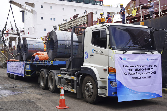 PT Krakatau Steel Tbk (KRAS) lakukan pengiriman 11.600 ton baja canai panas ke Eropa, Rabu (26/3/2025). Foto: Krakatau Steel
