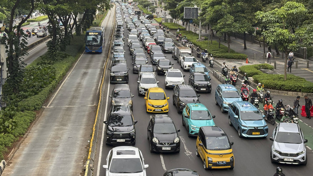 Sejumlah kendaraan terjebak kemacetan di Jalan Jenderal Sudirman, Jakarta, Rabu (26/3/2025). Foto: Abid Raihan/kumparan