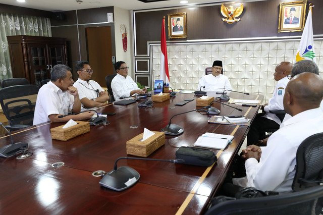Menteri Sosial RI Saifullah Yusuf (Gus Ipul) bertemu Bupati Biak Numfor Markus Octovianus Mansnembra di Kemensos, Rabu (26/3/2025). Foto: Kemensos RI