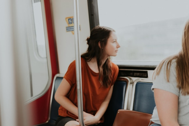 Cara memilih kursi kereta sesama wanita. Foto hanya ilustrasi. Sumber: Unsplash/Priscilla Du Preez 🇨🇦