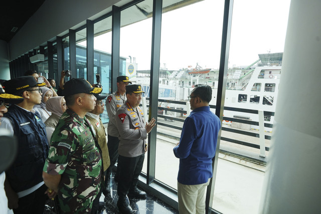 Kapolri Jenderal Listo Sigit Prabowo meninjau Pelabuhan Merak, Banten, Rabu (26/3/2025). Foto: Dok. Polri
