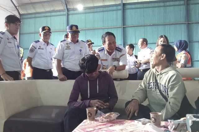 Wamenhub Suntana saat menyapa para pemudik di Rest Area Losarang Indramayu, Rabu (26/3/2025). Foto: kumparan