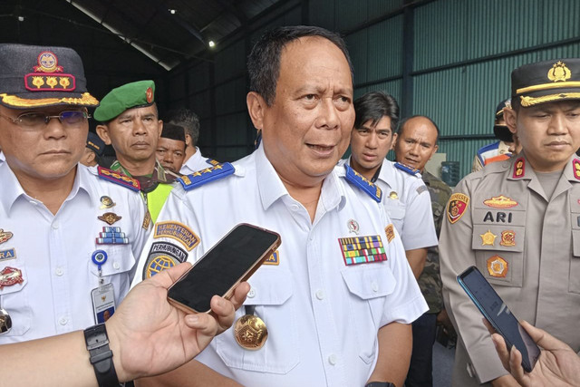 Wakil Menteri Perhubungan (Wamenhub) Suntana saat menyapa para pemudik di Rest Area Losarang Indramayu, Rabu (26/3/2025). Foto: kumparan