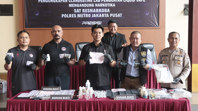 pengungkapan praktik produksi dan peredaran narkotika dalam bentuk liquid vape oleh kepolisian. Foto: Istimewa