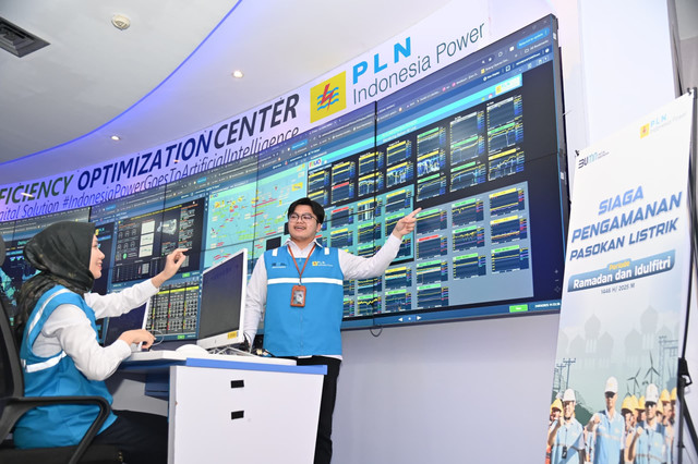 Command center PLN untuk memantau data terbaru listrik nasional. Foto: PLN
