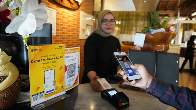 Pengunjung rest area mendapatkan keuntungan bertransaksi dengan cashback Bank Mandiri. Foto: Dok. Bank Mandiri