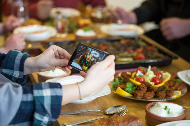 Ilustrasi Buka Bersama (sumber: iStockphoto)