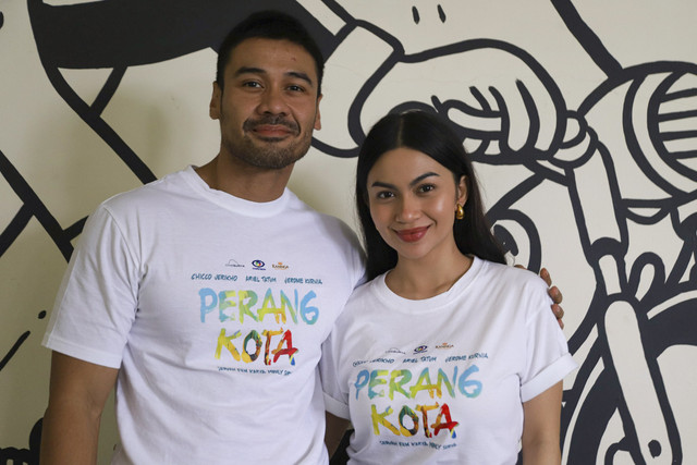 Pemeran film Perang Kota Chicco Jerikho dan Ariel Tatum berpose saat berkunjung ke kumparan di Pasar Minggu, Jakarta, Rabu (26/3/2025). Foto: Iqbal Firdaus/kumparan