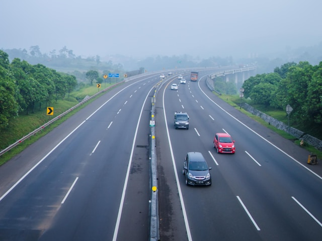 Ilustrasi tarif Tol Kalihurip - Cileunyi 2025. Sumber: unsplash.com/FiqihAlfarish.