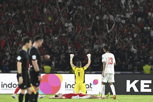 Kiper Timnas Indonesia Maarten Paes (tengah) berselebrasi usai mengalahkan Timnas Bahrain dalam pertandingan ronde ketiga Kualifikasi Piala Dunia 2026 zona Asia di Stadion Utama Gelora Bung Karno, Jakarta, Selasa (25/3/2025). Foto: Muhammad Adimaja/ANTARA FOTO