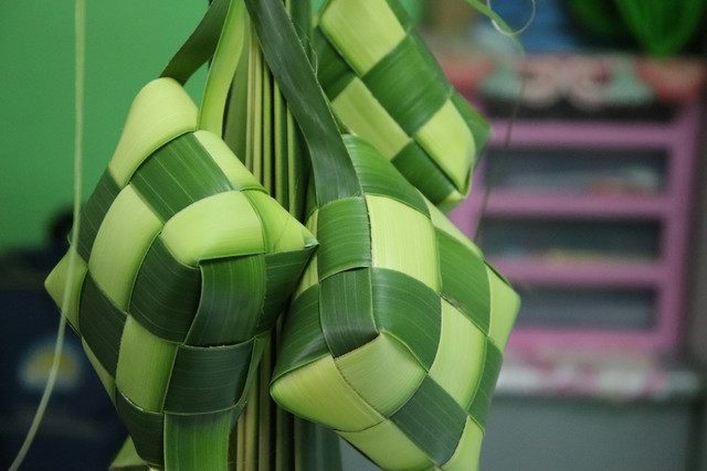 Cara Bikin Ketupat dari Daun Kelapa. Foto: Ketupat dari Daun Kelapa. Sumber: unsplash.com/Mufid Majnun.