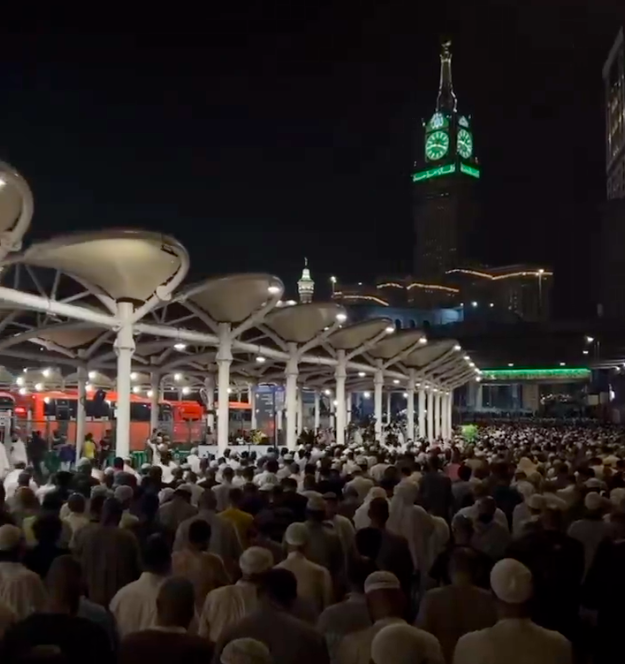Jemaah pada malam ke-25 Ramadan meluber hingga jalan/terminal bus di dekat Masjidil Haram (24-25. Maret 2025). Foto: Haramain Inside