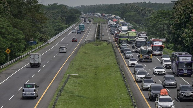 Kondisi Lalu Lintas Mudik di Tol Cipali Mulai Ramai dan Berjalan Lambat (ANTARA FOTO/Fauzan/rwa.)