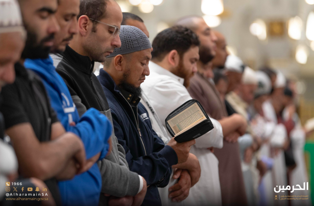 Jemaah salat Tarawih di Masjidil Haram pada malam 27 Ramadan 1446 H Foto: Dok. AlharamainSA