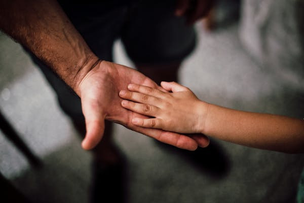 Ilustrasi sinopsis film Surga di Telapak Kaki Bapak. Foto: Pexels.com/Juan Pablo Serrano