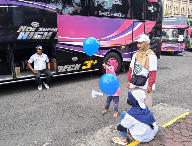 Santi bersiap mudik bersama kedua buah hatinya, Kamis (27/3). Foto: Masruroh/Basra