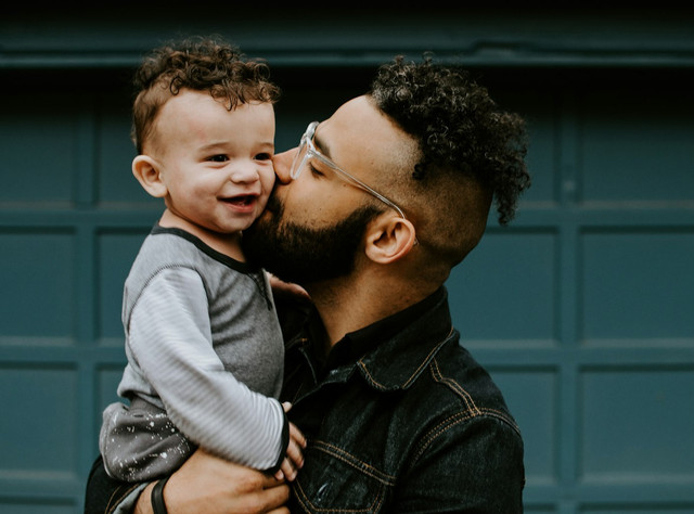 Ilustrasi Kata-kata sungkem kepada orang tua saat lebaran. Foto: Unsplash/Kelly Sikkema