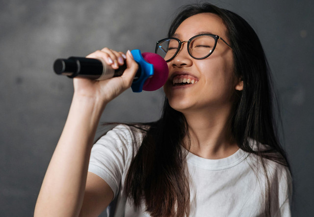 Ilustrasi lagu karaoke terbaik - Sumber: pexels.com/@mikhail-nilov/