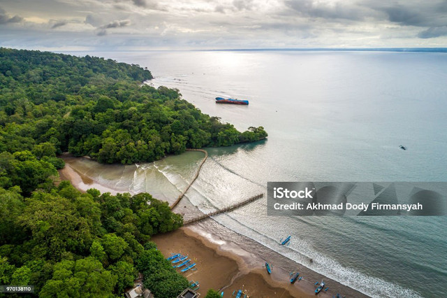 Pantai Pangandaran, Jawa Barat. Sumber: iStock. https://www.istockphoto.com/id/foto/pemandangan-udara-pantai-pangandaran-gm970138110-264349183?searchscope=image%2Cfilm