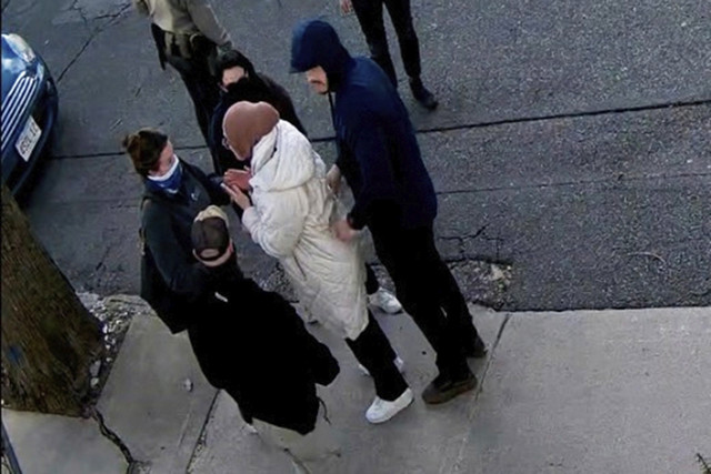 Dalam gambar yang diambil dari rekaman kamera keamanan, Rumeysa Ozturk, seorang mahasiswa doktoral berusia 30 tahun di Universitas Tufts, ditahan oleh agen Departemen Keamanan Dalam Negeri di sebuah jalan di Sommerville, Massachusetts, Selasa (26/3). Foto: AP Photo