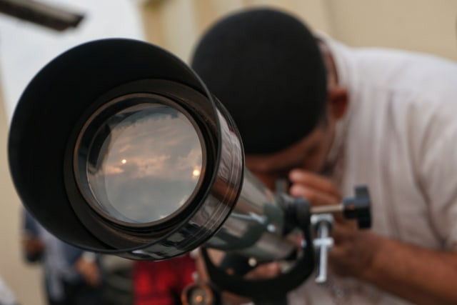 Ilustrasi melihat hilal. Foto: Jamal Ramadhan/Kumparan