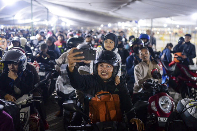 Seorang bapak bersama anaknya berswafoto saat antre menunggu kapal bersandar di Pelabuhan Pelindo Ciwandan, Kota Cilegon, Banten, Rabu (26/3/2025). Foto: Muhammad Bagus Khoirunas/ANTARA FOTO