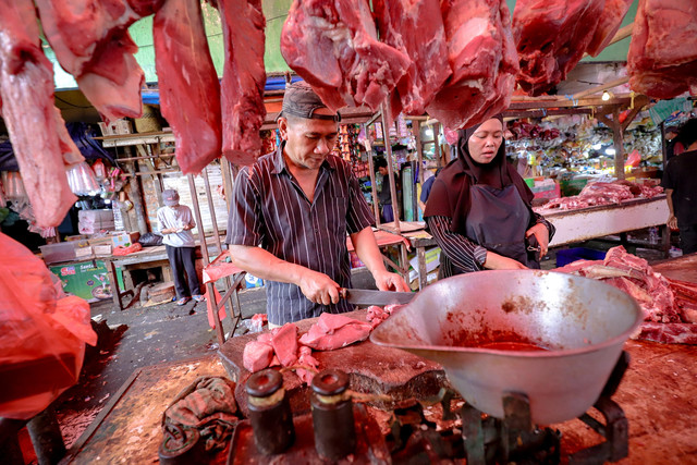 Pedagang memotong daging sapi di Pasar Minggu pada Kamis (27/3). Foto: Jamal Ramadhan/kumparan