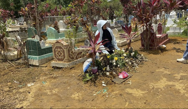 Makam Juwita diziarahi rekan-rekannya di Banjarbaru, Kalimantan Selatan, Kamis (27/3/2025). Foto: kumparan