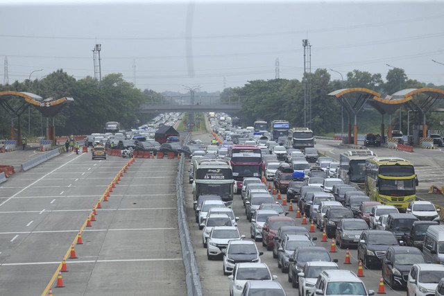 Sejumlah kendaraan terjebak kemacetan saat pemberlakuan one way di KM 188 Tol Cipali, Palimanan, Cirebon, Jawa Barat, Kamis (27/3/2025). Foto: kumparan
