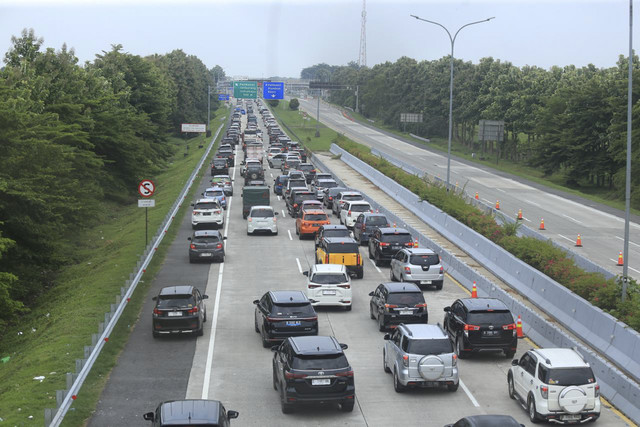 Sejumlah kendaraan terjebak kemacetan saat pemberlakuan one way di KM 188 Tol Cipali, Palimanan, Cirebon, Jawa Barat, Kamis (27/3/2025). Foto: kumparan