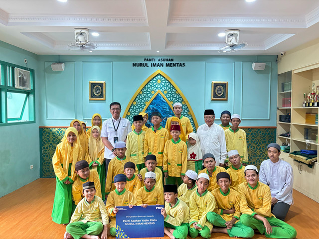 PNM menyalurkan santunan kepada Masjid Jami Az-Zawiyah dan Panti Asuhan Yatim Piatu Nurul Iman. (ist)